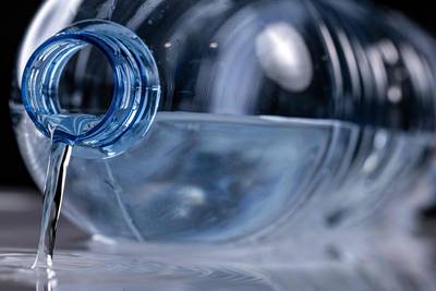 Des “contaminations d’origine fécale”: Nestlé assure que ses eaux peuvent “être consommées en toute sécurité”