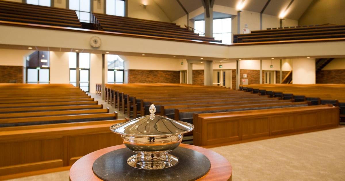 Kerkdienst terug naar 30 mensen, geen zang: 'Dit is heel pijnlijk' en 'komt door incident' - De Geld
