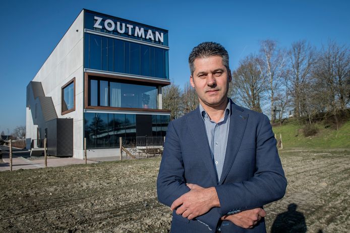 Directeur Jan Cerpentier stelt het nieuwe hoofdkantoor van Zoutman voor.