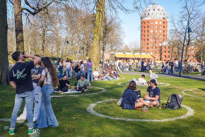 Drukte in het Valkenbergpark in Breda. Er zijn speciale cirkels getekend in het gras om mensen voldoende afstand te laten houden.
