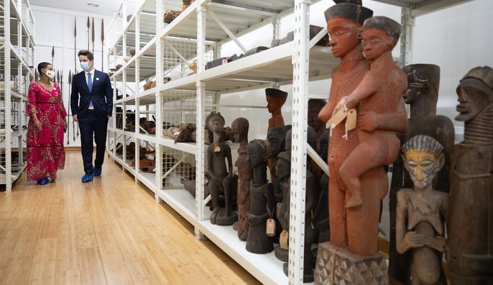 Minister van Ontwikkelingssamenwerking Meryame Kitir (Vooruit) en staatssecretaris voor Wetenschapsbeleid Thomas Dermine (PS) tijdens een bezoek aan een nieuw nationaal museum in de Congolese hoofdstad Kinshasa.