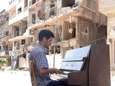 Syrische pianist treedt nu op in Vlaamse cultuurcentra: “Niet meer tussen ruïnes. Maar verwoesting zit nog steeds in zijn hoofd”