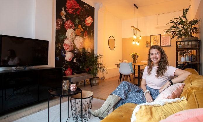 Carolien Balvers op de door haar zo geliefde gele bank.