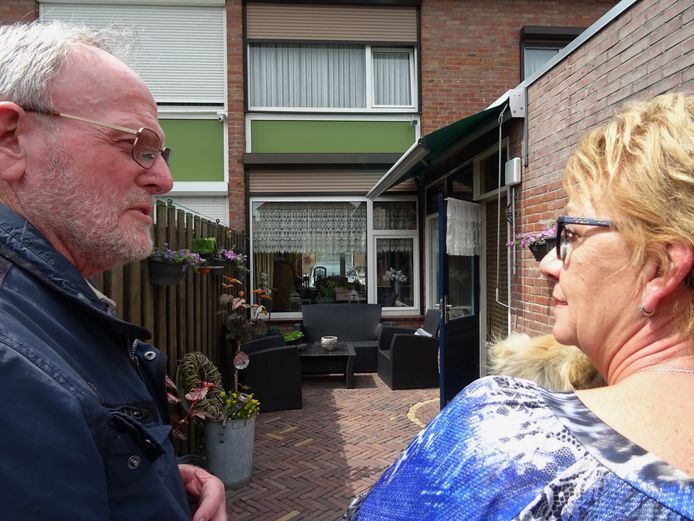 Mans de Jong in de tuin van Marian de Bruijn (rechts), die in actie kwam voor de gierzwaluw..