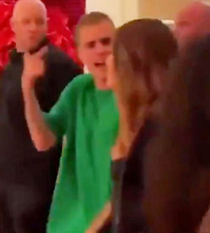 Justin leek in de video woedend op zijn vrouw Hailey.