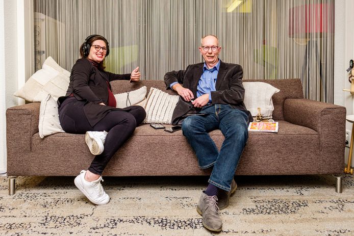 Dr. Dian de Vries (32, Utrecht) en Prof. Dr. Peter Nikken (60, Utrecht) zijn de auteurs van De Schermwijzer, een praktische gids voor (groot)ouders over schermtijd, social media, gamen en online veiligheid.
