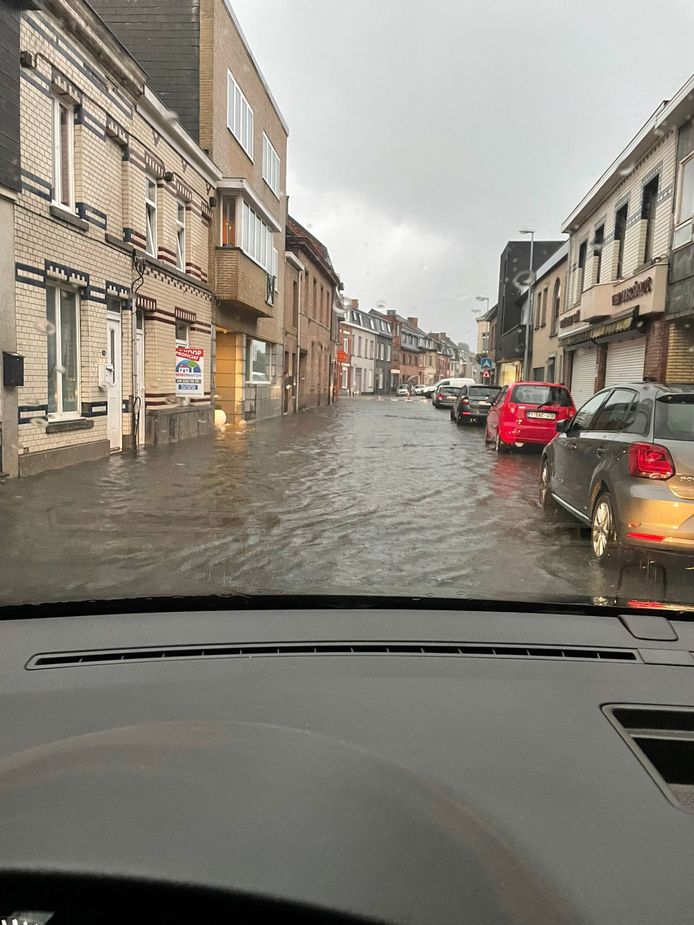 Ook de Moerstraat liep weer helemaal onder water.