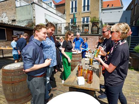 Cocktailmakers shaken erop los tijdens distillateursfestival in Schiedam