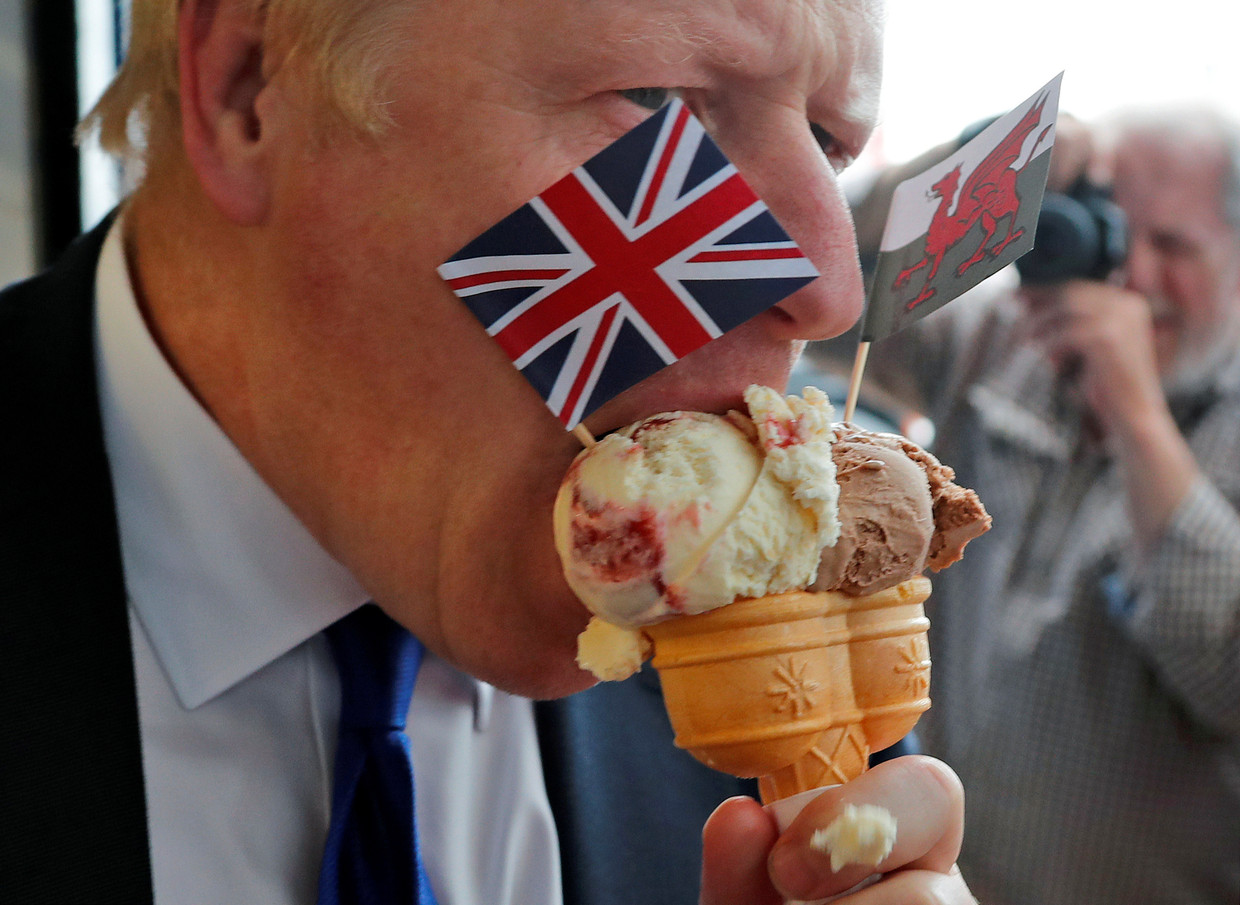 Boris Johnson eet een ijsje tijdens zijn verkiezingscampagne. 