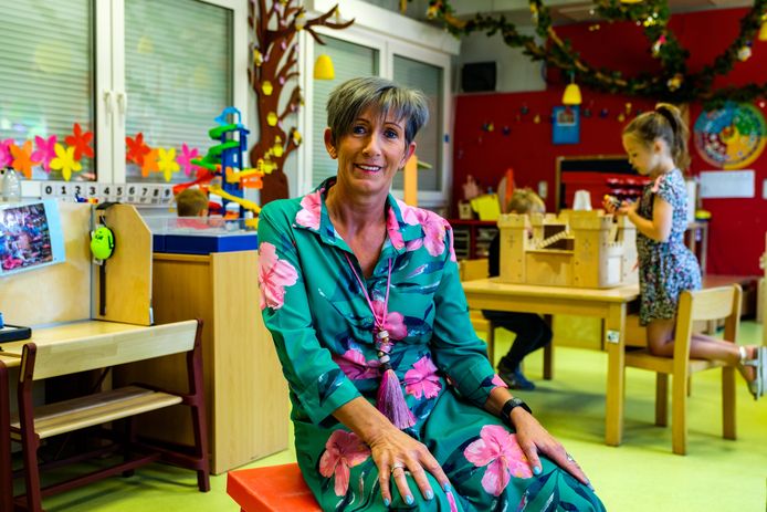 In kleuterschool Het Notendopje in Wijnegem wordt alles in gereedheid gebracht voor 1 september. Directeur Griet Mertens is heel blij dat ze haar leerlingen terug zal zien.