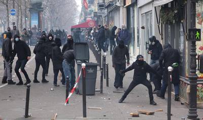 Franse politie zet traangas in tegen gemaskerde mannen die protest tegen pensioenplannen verstoren