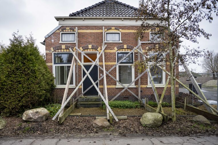 Een gestutte woning in Overschild. De parlementaire enquêtecommissie oordeelt in haar vrijdag verschenen rapport hard over het optreden van overheid en bedrijven bij de gaswinning in Groningen. Beeld ANP
