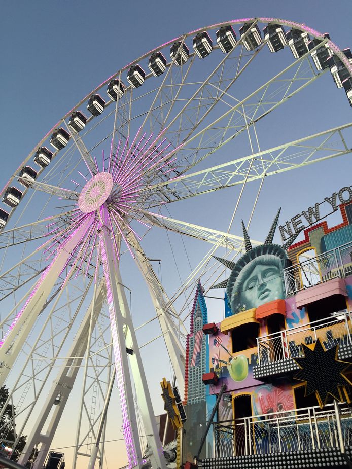 Het 55 meter hoge mega reuzenrad The View, hier in Leiden. Exploitanten met dergelijke dure attracties vallen het eerst om