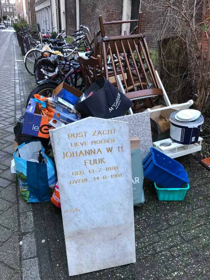 In het centrum van Amsterdam stond opeens een grafsteen uit 1991.