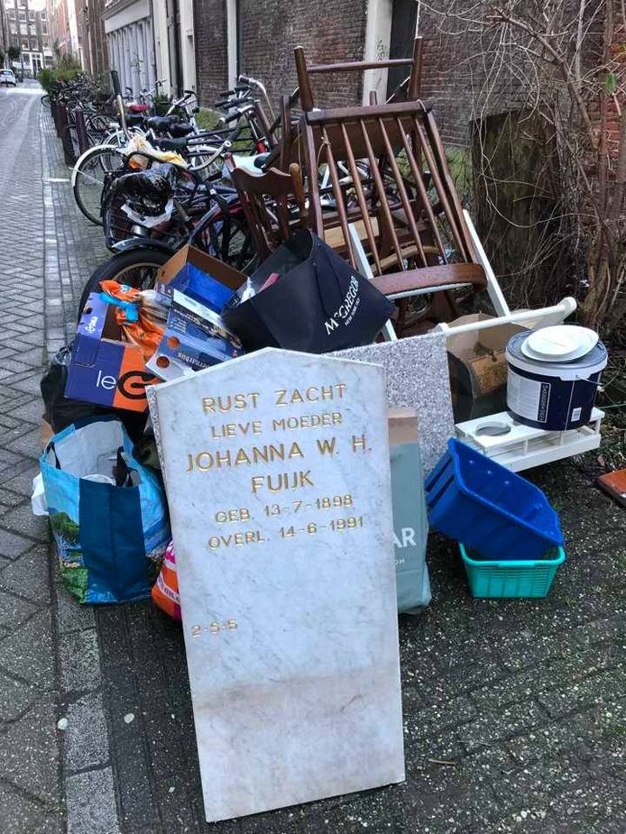 Grafsteen bij grofvuil in centrum van Amsterdam Binnenland AD.nl