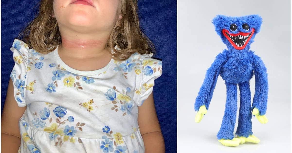 Une fillette étranglée par un autre enfant avec une peluche Huggy