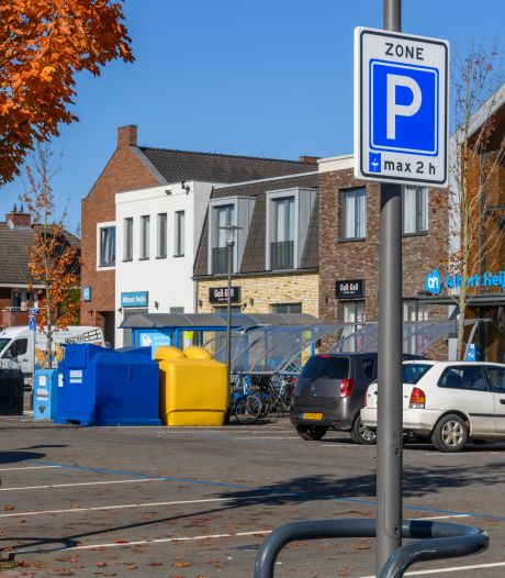 Blauwe zone op parkeerplaats Albert Heijn mag niet: gemeente wil dat blauwe lijnen worden verwijderd 