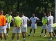 Anouar Kali (in het midden met de handen in de zij) is content met de trainingsfaciliteiten in Woudenberg, waar het VVCS-team voor het tweede jaar op rij is neergestreken.