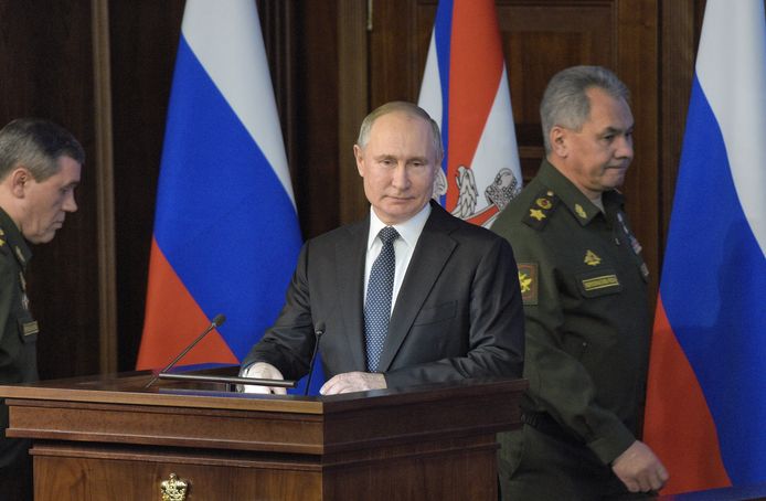 De Russische president Vladimir Poetin (midden) en de Russische minister van Defensie Sergey Shoygu (rechts).