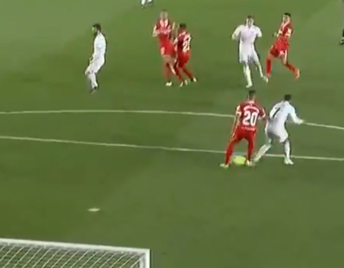 Il tiro finale di Kroos deviato dopo Diego Carlos ed Eden Hazard