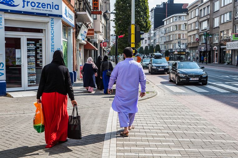 De Turnhoutsebaan in Borgerhout, waar de illegale economie zou boomen. Beeld Thomas Legreve