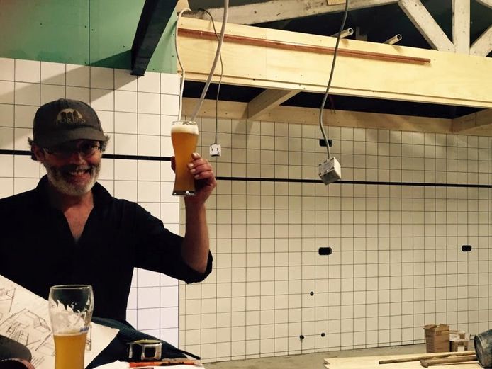 Erwin van de Velde in de ruimte waar de brouwerij wordt gebouwd.