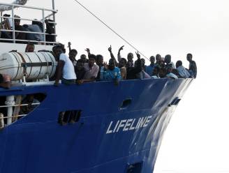 Francken vangt 15 bootvluchtelingen op: "'t Is goed voor één keer"