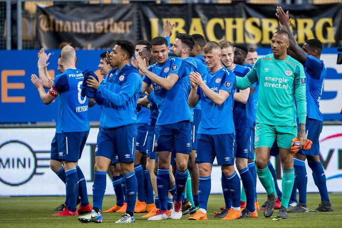PSV vierde ondanks een 2-2 gelijkspel nog een keer feest in Kerkrade.