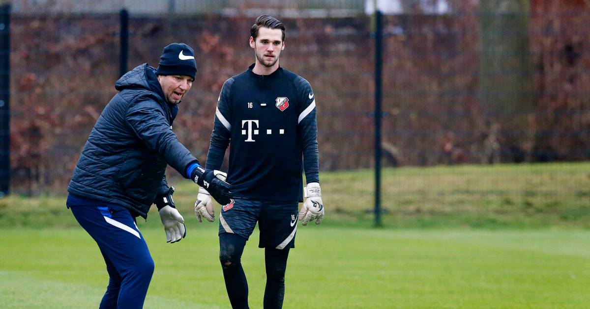 Debuterende doelman Fabian de Keijzer (21) moet Ajax van scoren weerhouden - AD.nl