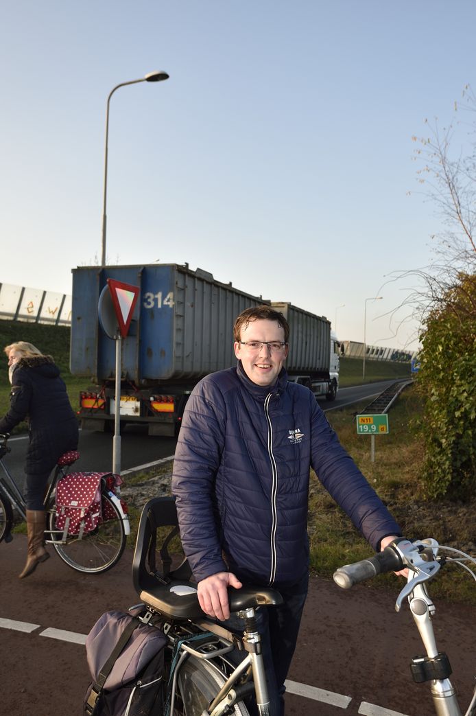 Jan Vergeer (fractievoorzitter CDA Bodegraven-Reeuwijk) bij de 'gevaarlijkste oversteek van Bodegraven'. Het gaat om de kruising van de oprit van de N11 en de Goudseweg.