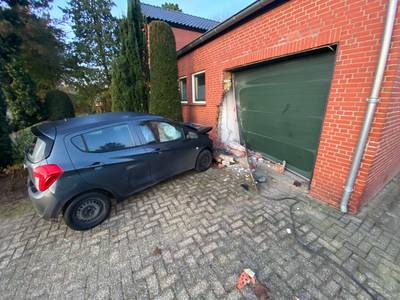 Automobiliste verliest macht over stuur en ramt gevel van huis in Achtmaal