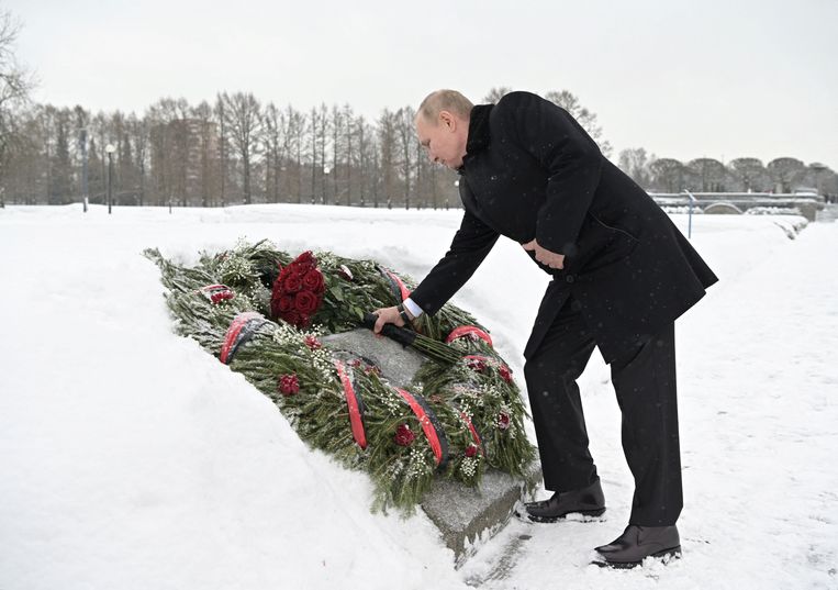 Vladimir Poetin legt een krans neer op de 78ste verjaardag van het einde van de belegering van Leningrad. Beeld via REUTERS