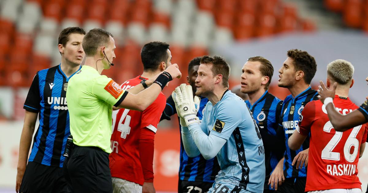 Nieuwe dreun voor Club dat nu ook uit Croky Cup ligt na ongelofelijk slot op Standard: ref keurt ...