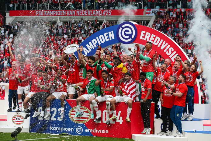 Daar gaat de schaal de lucht in, PSV is kampioen, voor de 25ste keer in de clubgeschiedenis.