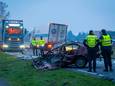 Agenten bij de zwaar gehavende auto na het ongeval op de N318 tussen Varsseveld en Aalten.