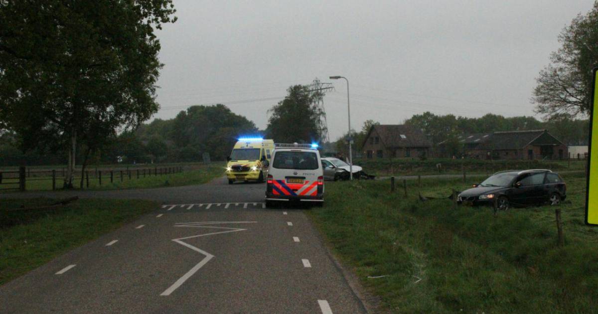 Auto eindigt in weiland na botsing bij Holten, bestuurder gewond.