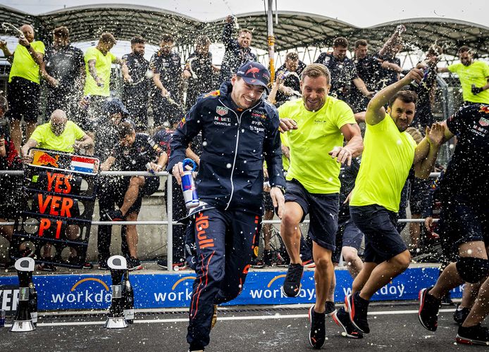 Max Verstappen viert de overwinning met zijn team.