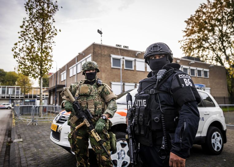 Beveiliging bij de bunker in Amsterdam-Osdorp voor het Marengo-proces. Beeld ANP