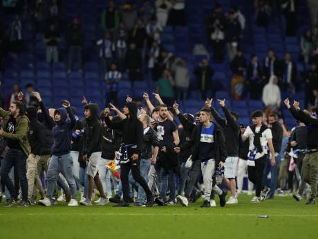 Fête du titre écourtée pour les joueurs du Barça, chassés de la pelouse par des supporters de l’Espanyol 