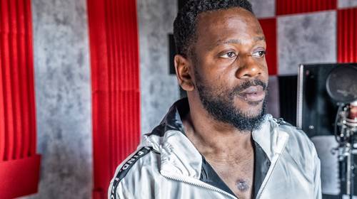 Emmanuel Oloriegbe kreeg een politiekogel in de borst: “Ook ik kreeg geen lucht en riep om mijn moeder”
