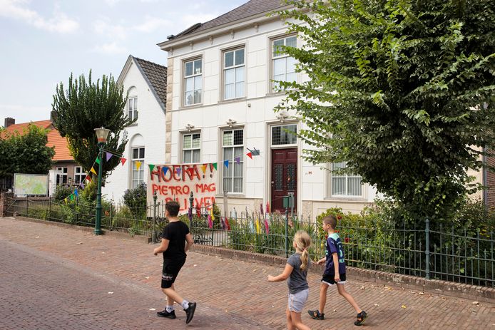 De versierde pastorie in Westerhoven.