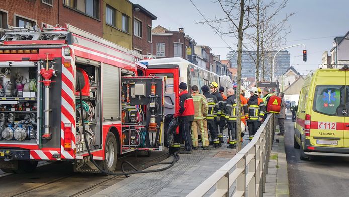 De brandweer tilde de bus met luchtkussens op om de vrouw te bevrijden.