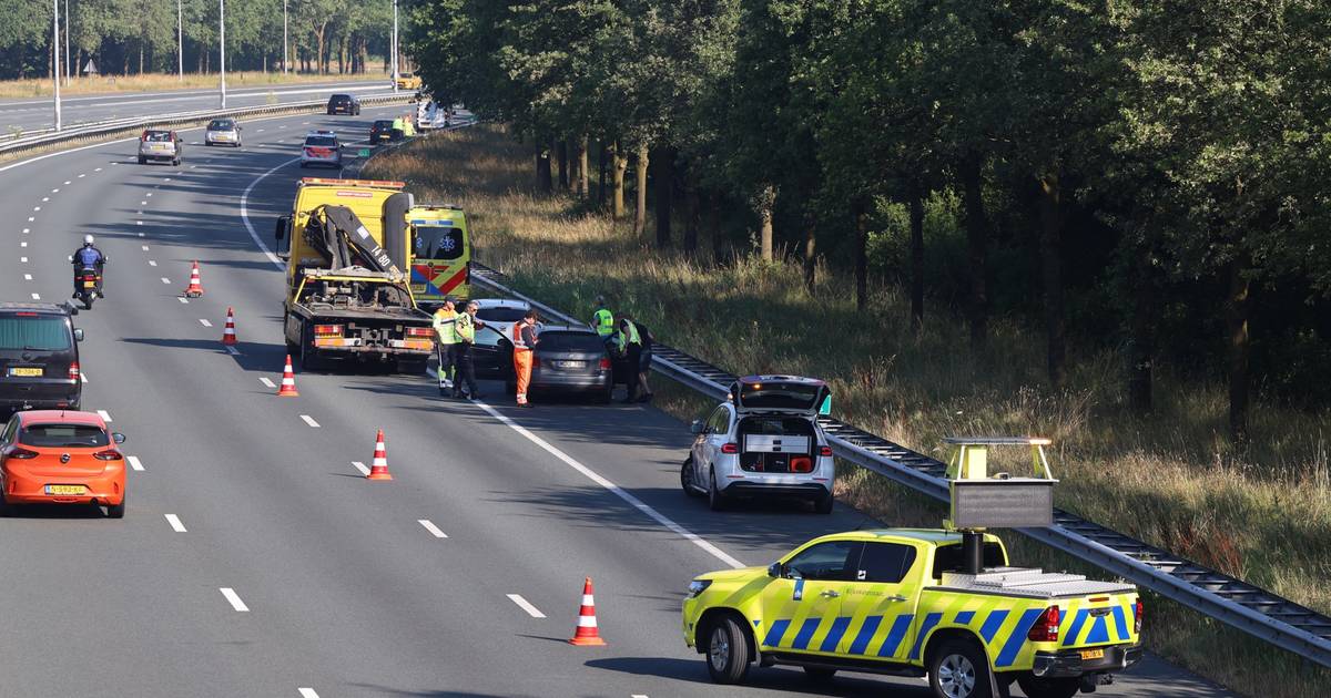 Automobilist veroorzaakt aanrijding op A2 bij Boxtel en vernielt ruit op politiebureau.