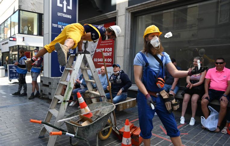 Aandacht, aandacht! Straatartiesten wijzen shoppers op ...