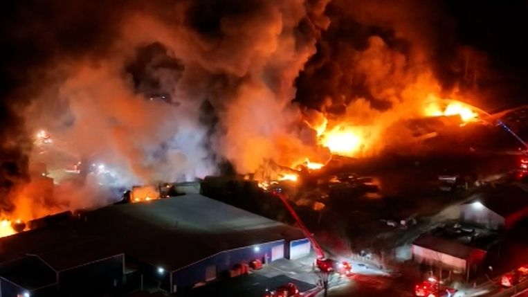 De ontspoorde trein bij Pittsburgh zorgde voor een waar inferno. Beeld Screenshot