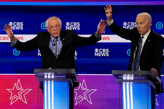 Senator Bernie Sanders en voormalig vice-president Joe Biden tijdens een debat op 25 Februari in Charleston (South Carolina).