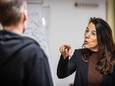 Actrice Sabine ten Vregelaar speelt een  ontevreden bezoekster van het ziekenhuis en bedreigt een medewerker. Een training hoe te reageren op agressie.