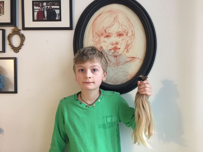 Xiem van Andel (10) met het afgeknipte haar.
