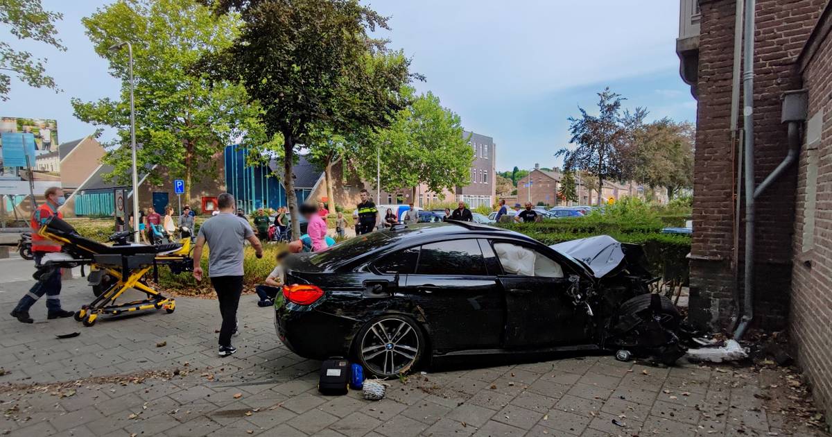 Bestelwagen rijdt door na ongeval, bestuurder BMW gewond