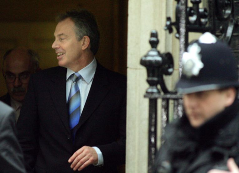 De Britse premier Tony Blair verlaat donderdag zijn ambtswoning op Downing Street. Blair is verhoord door rechercheurs van Scotland Yard over het mogelijk verkopen van aristocratische titels in ruil voor donaties aan zijn partij. (AP) Beeld 